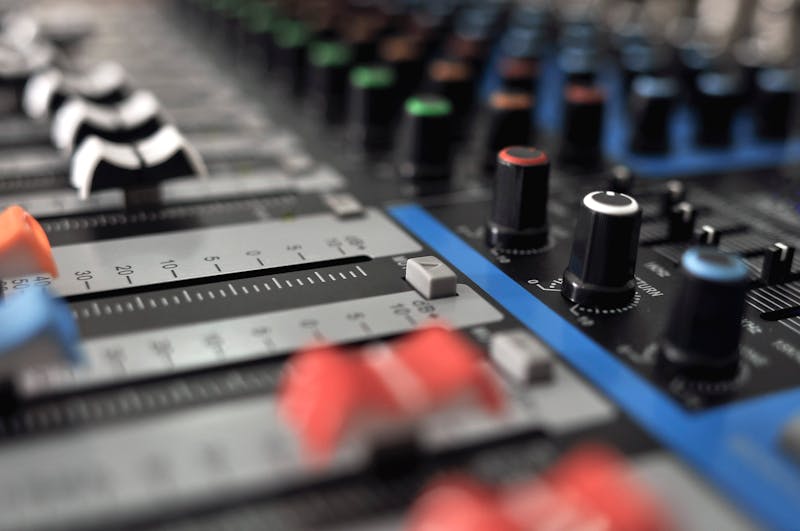 Consola de mezcla profesional en estudio de audio en Monterrey