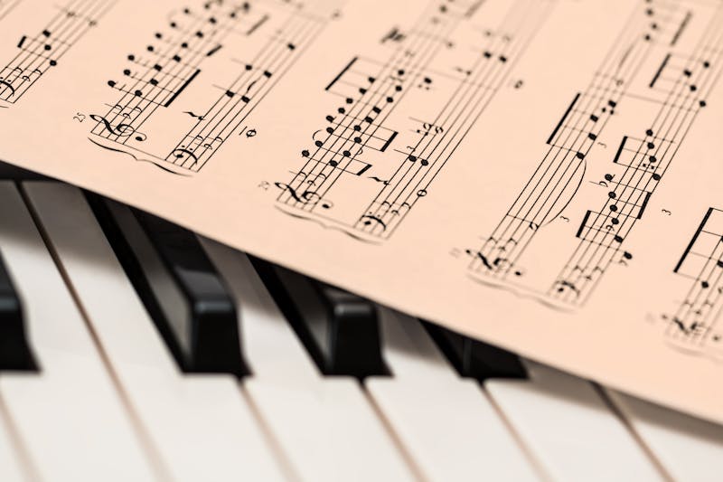 Partitura musical y clase de solfeo en Monterrey