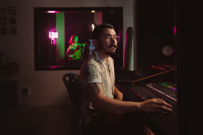 Ingeniero de audio en la consola de mezcla