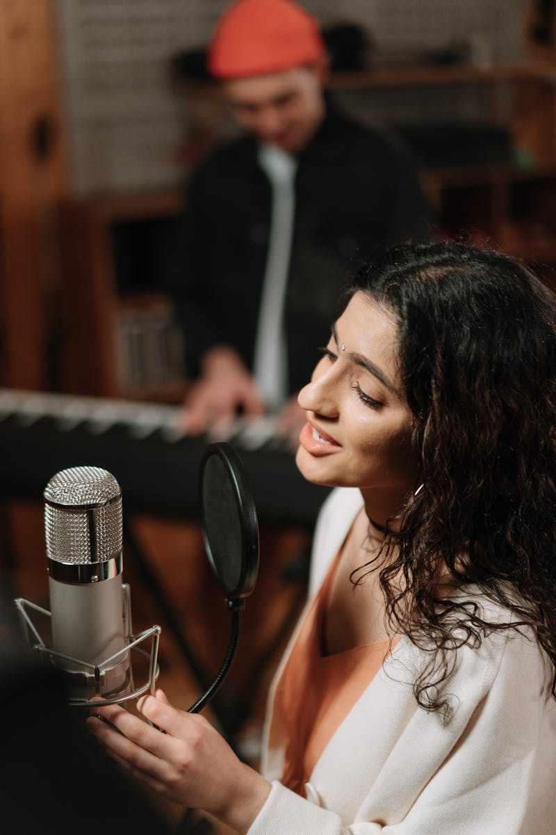 Cantante grabando en el estudio